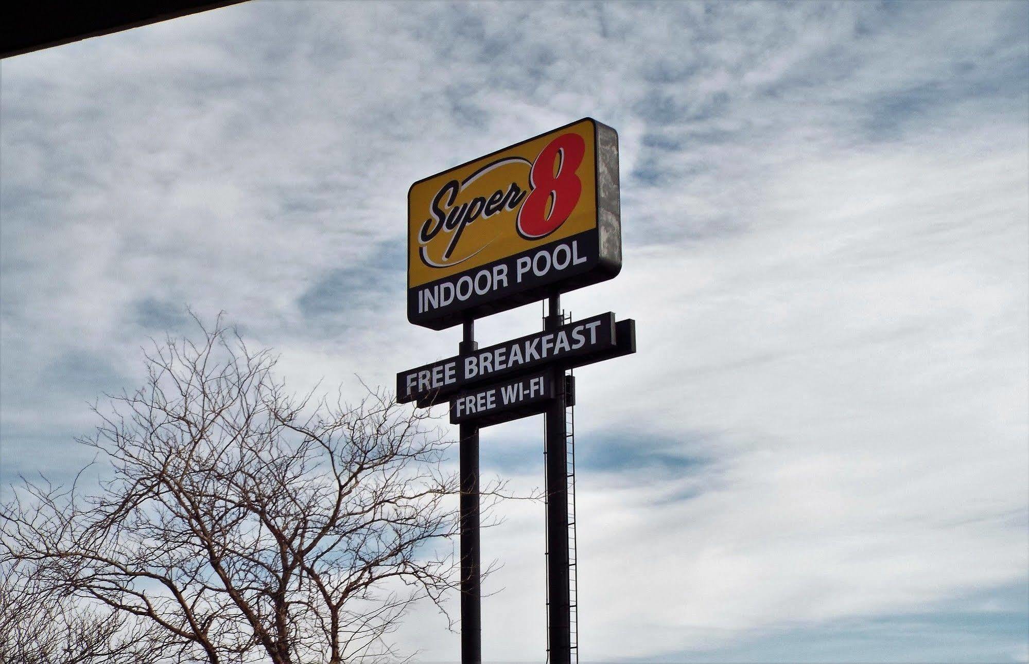 Super 8 by Wyndham Casper East/Evansville Exteriör bild